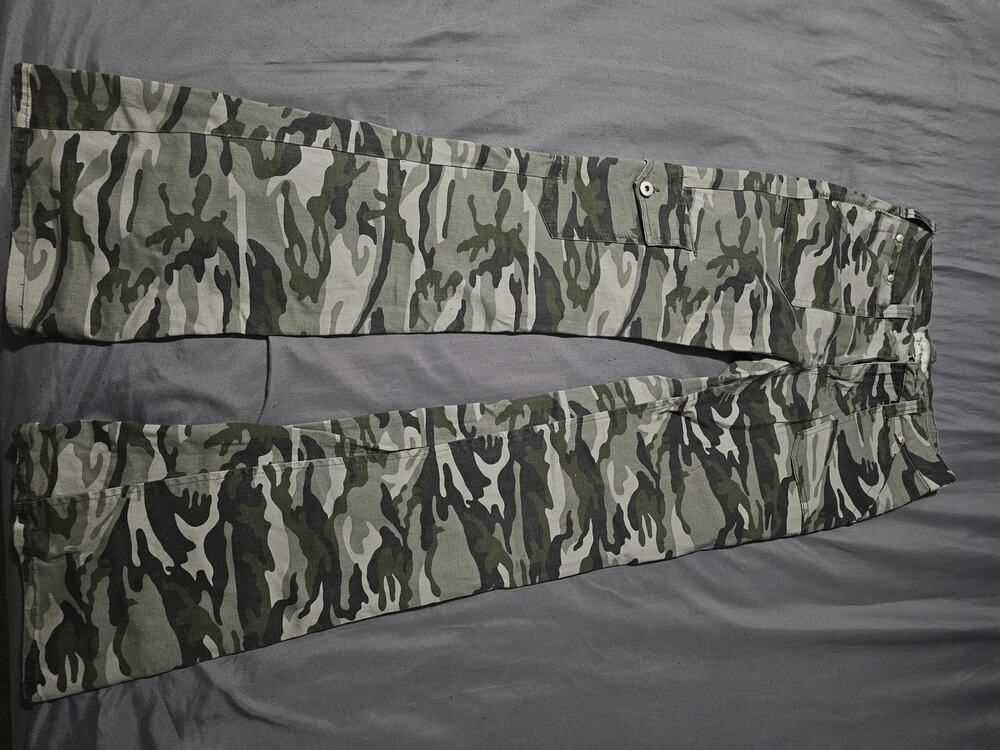 Green camouflage cargo pants snap flap pockets straight leg